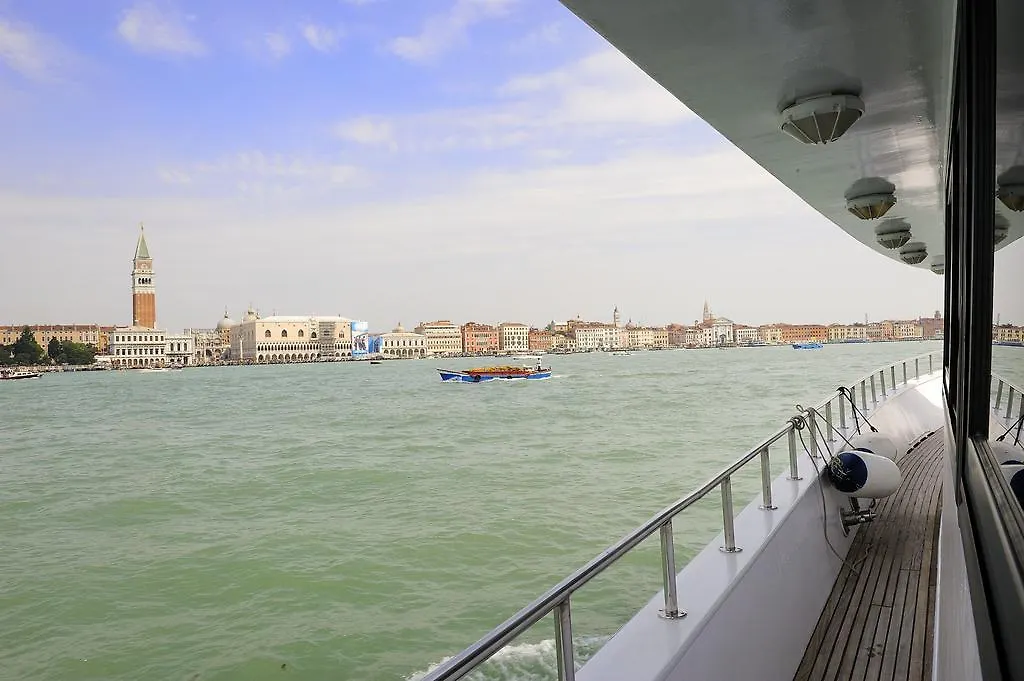 Hôtel Yacht Sarah Venezia à La Giudecca 0*,  Italie